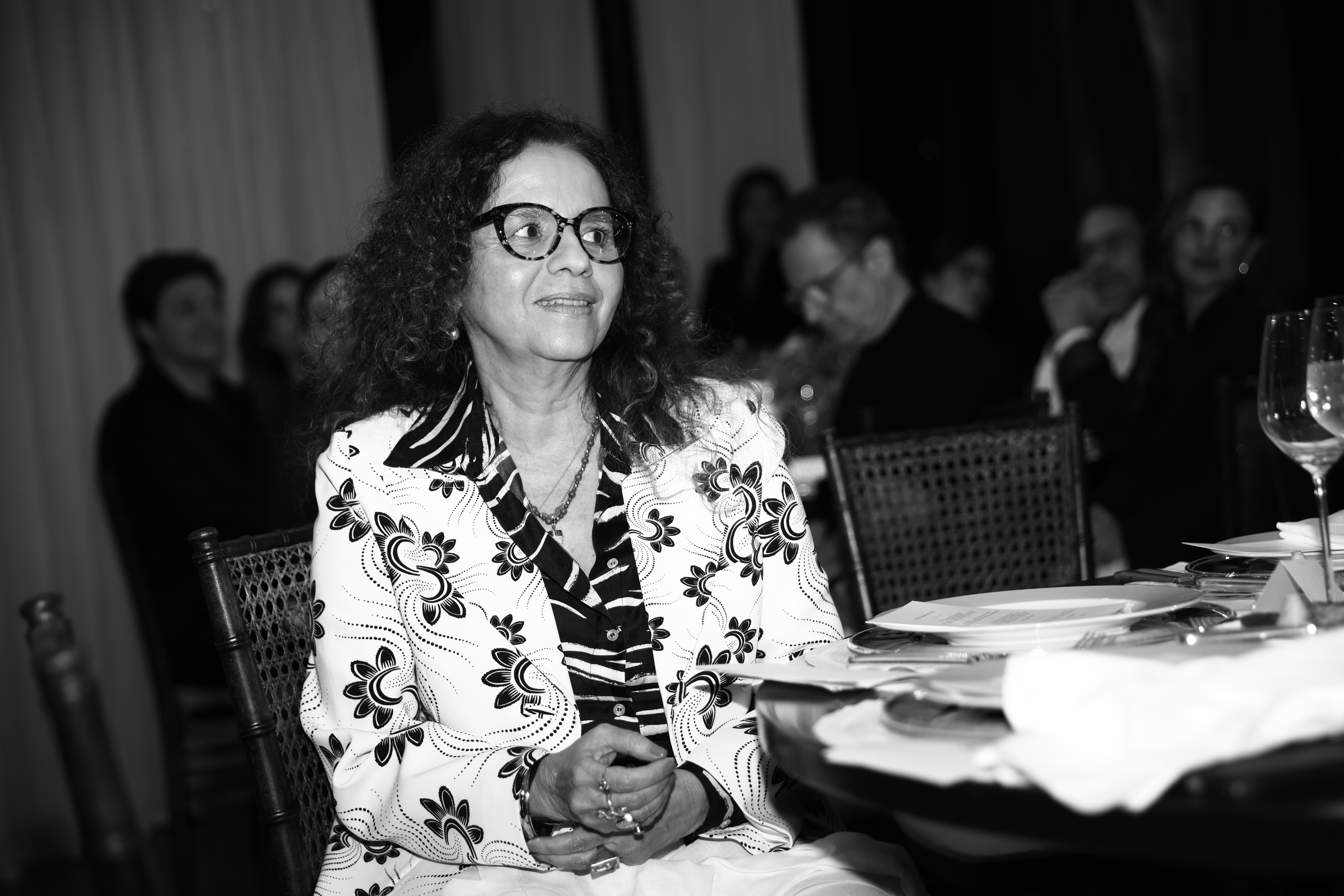 Miss V: Carlos Jereissati Filho recebe convidados para jantar em torno de Beatriz Milhazes, que celebra exposição na Pinacoteca de São Paulo