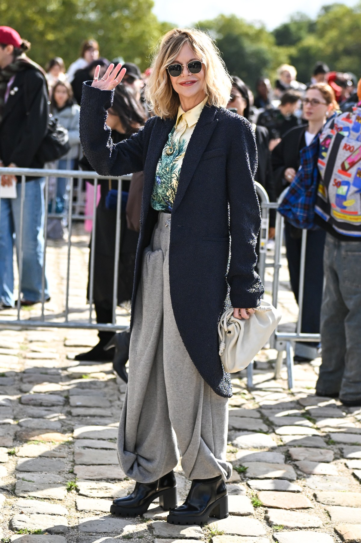Meg Ryan faz rara aparição na Paris Fashion Week Celebridades Vogue
