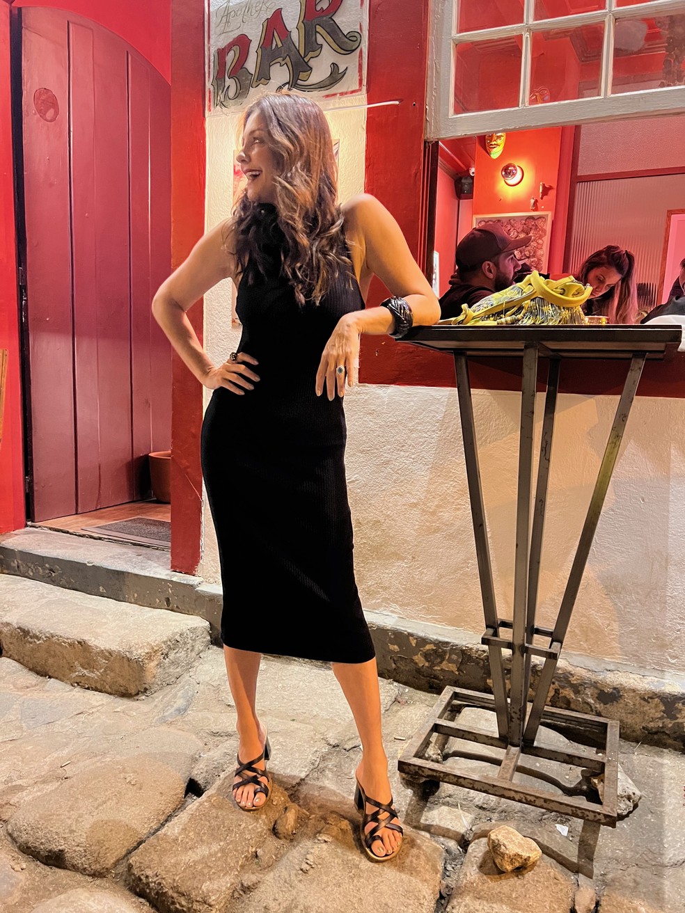 Drinques: Camilla Guebur no lado externo do Apothekario, o bar de alta coquetelaria do Sandi Hotel — Foto: Arquivo pessoal 