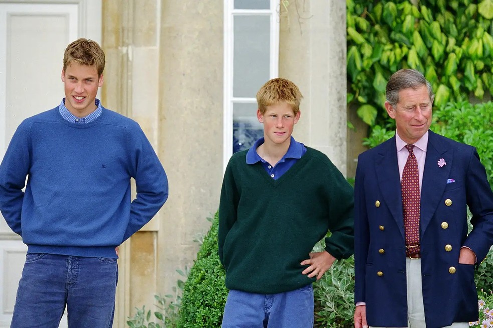 Príncipe William, Príncipe Harry e Príncipe Charles em frente à sua residência em Highgrove, Gloucestershire, em 26 de julho de 1999 — Foto: GettyImages