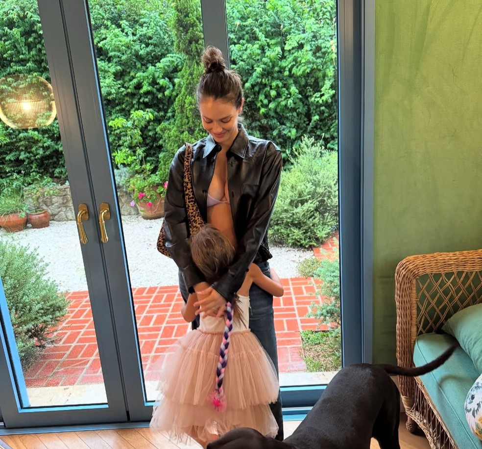 Laura Neiva com a filha, Maria — Foto: Reprodução/Instagram