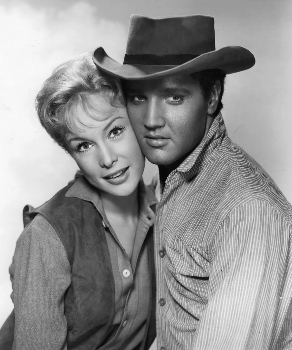 Barbara Eden (à esquerda) e Elvis Presley para 'Flaming Star' — Foto: GettyImages