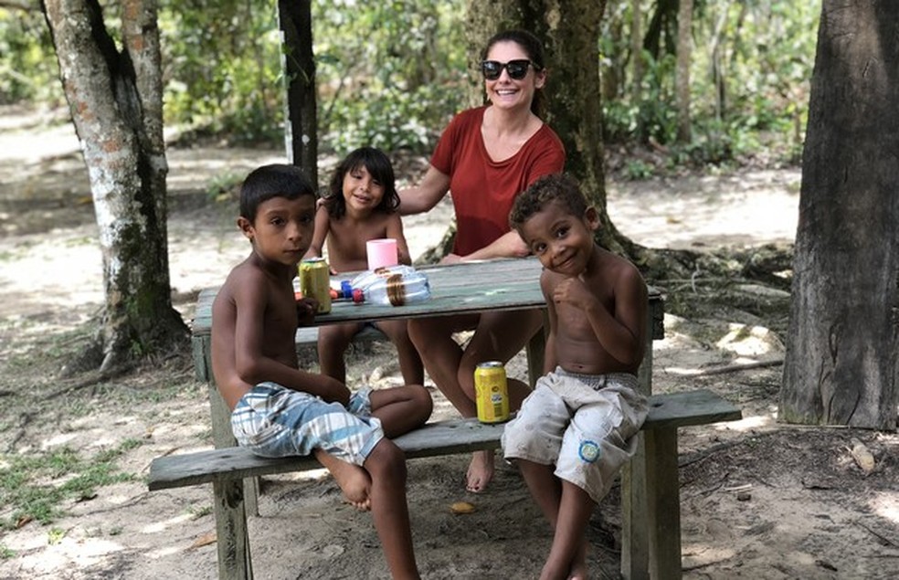 Camilla com as crianças da comunidade Tiririca (Foto: arquivo pessoal/Camilla Guebur) — Foto: Vogue