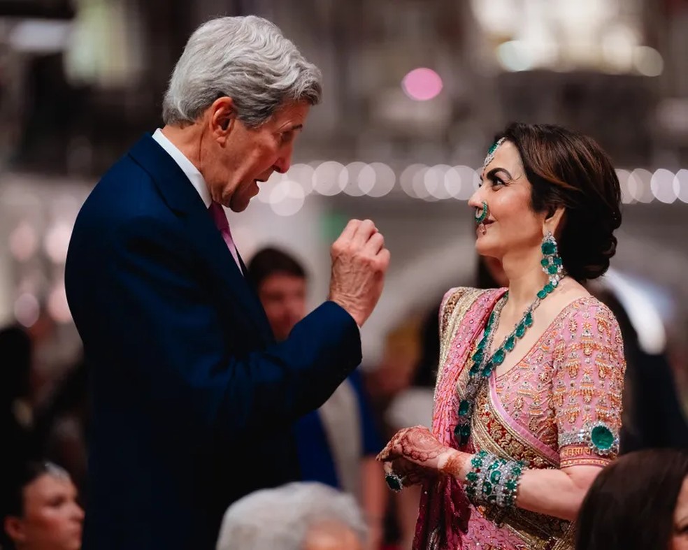 "Nita Ambani e o ex-secretário de Estado John Kerry" — Foto: Joseph Radhik