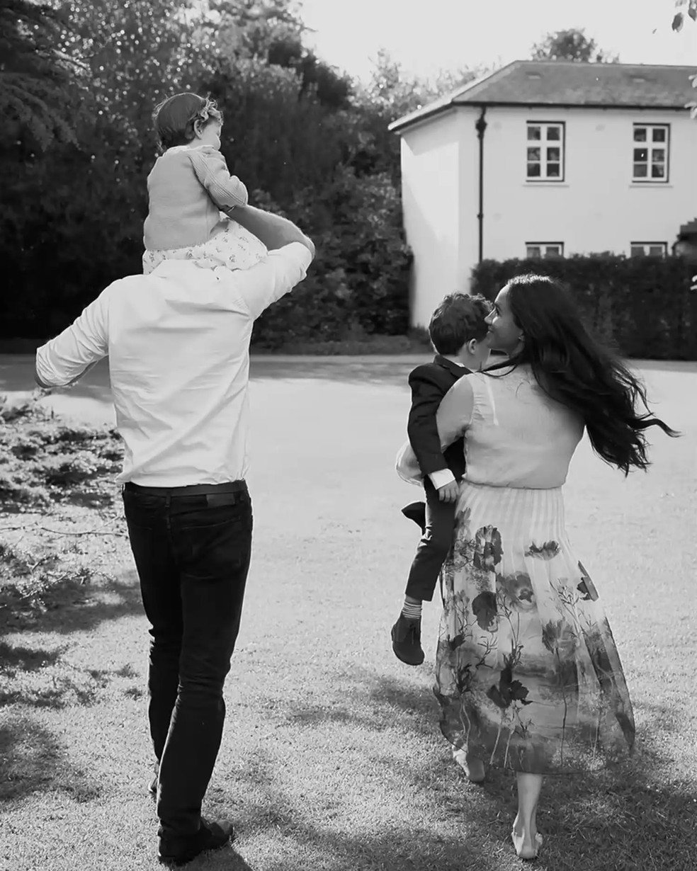 Uma foto da Princesa Lilibet, do Príncipe Harry, do Príncipe Archie e de Meghan Markle — Foto: Reprodução/YouTube