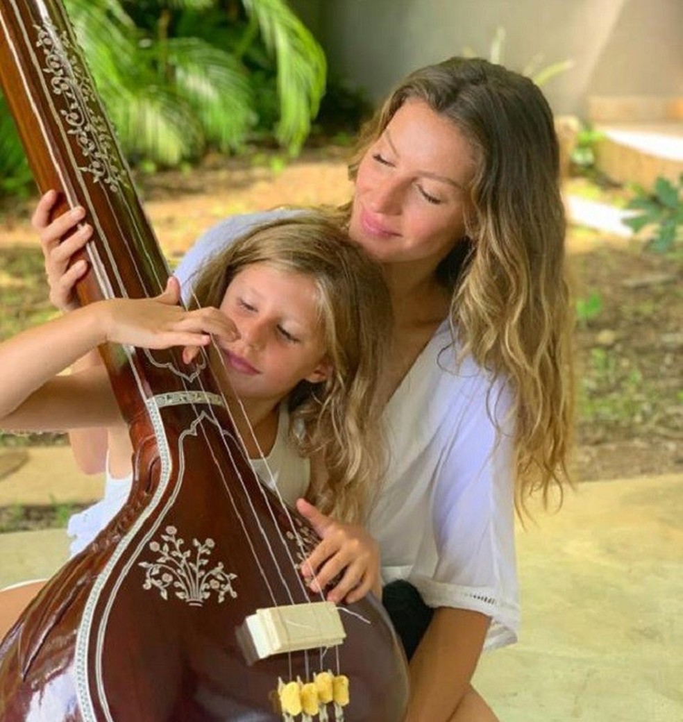 Gisele Bündchen posa com a filha em aula de instrumento indiano e fãs  comentam semelhança, Celebridades