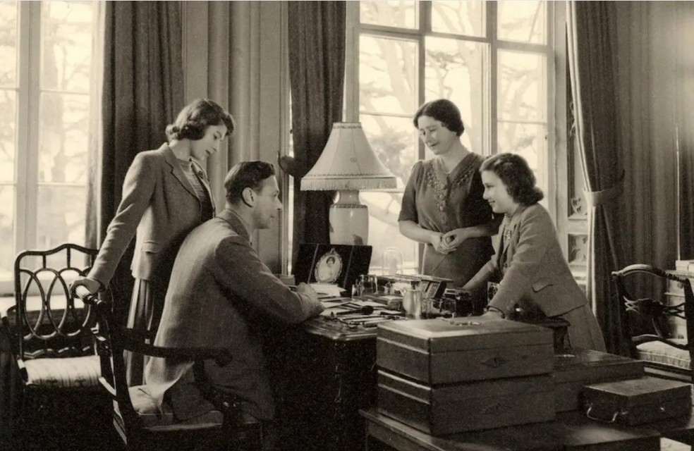 Família Real, em 1943, mostra as Princesas Elizabeth e Margaret junto com seus pais, o falecido Rei George VI e a Rainha Mãe — Foto: reprodução/BBC