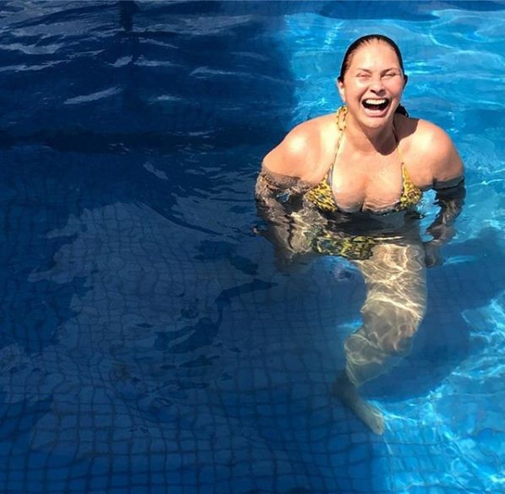 Fafá de Belém curte piscina em clique de Francisco Costa
