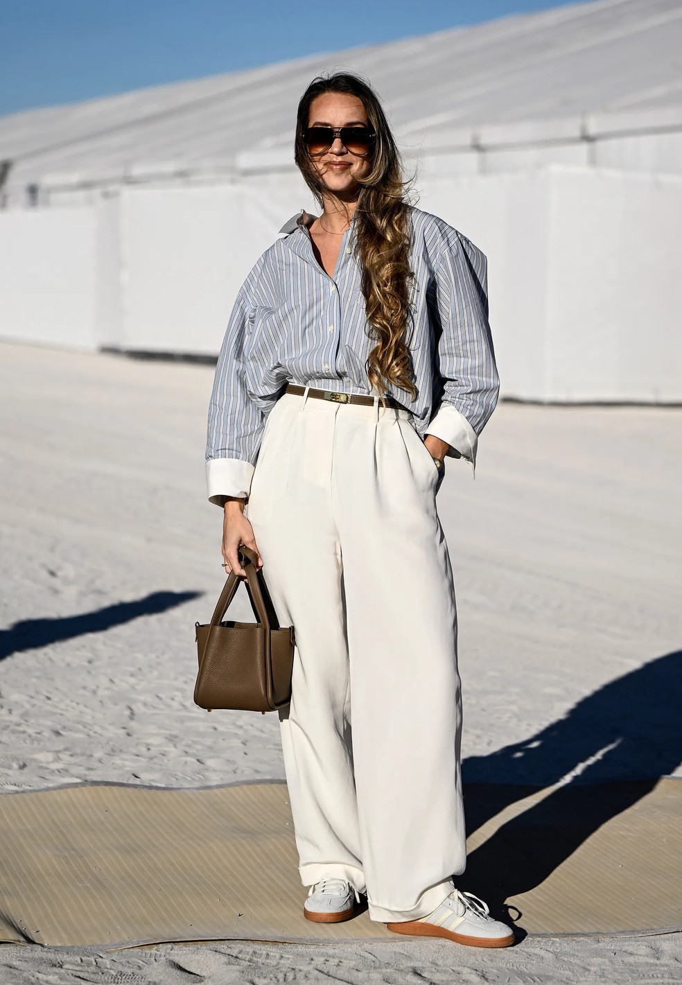 Como usar calça pantalona branca com tênis