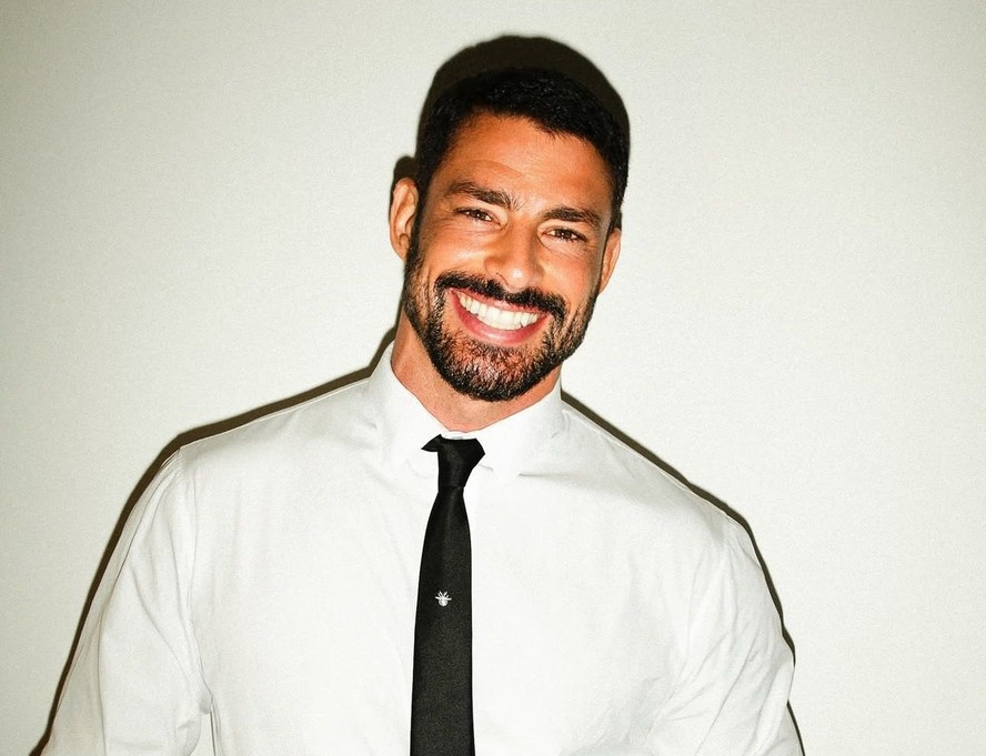 Cauã Reymond para a web ao usar look social