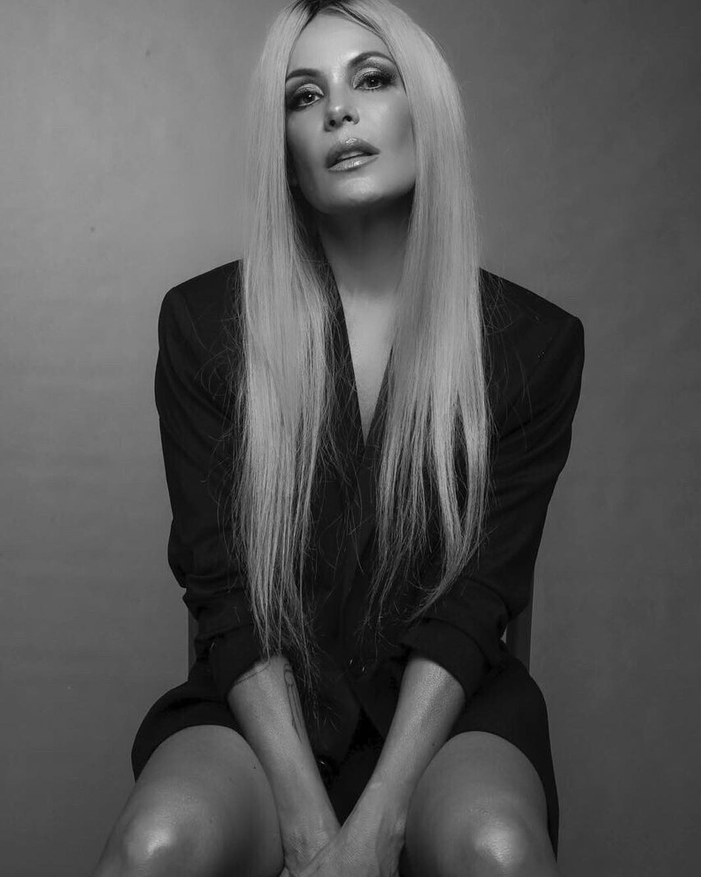 Carolina Ferraz faz ensaio inspirado em Kim Kardashian (Foto: Reprodução/Instagram) — Foto: Vogue