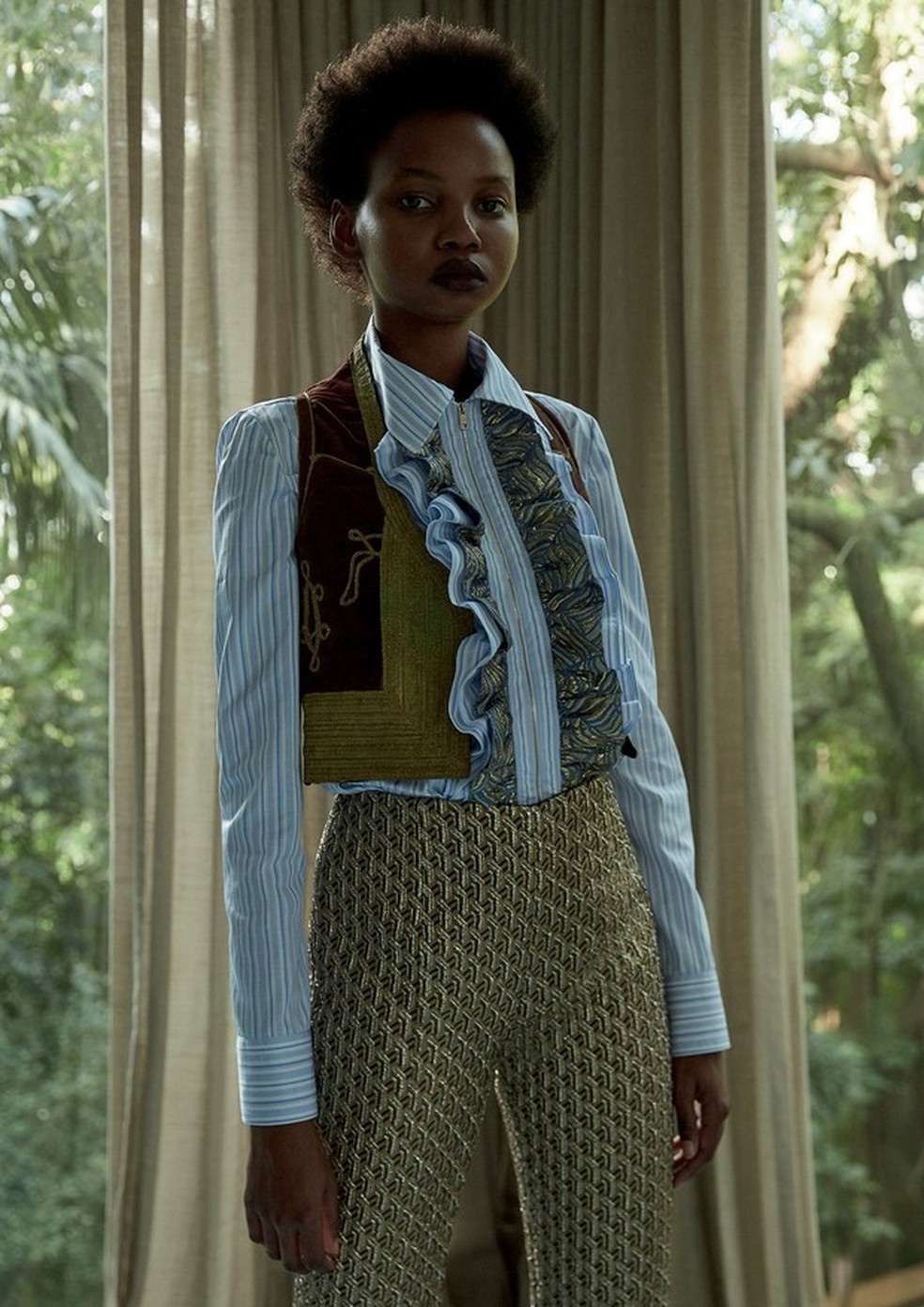 Colete acervo Lina Bo Bardi, camisa e calça, ambas Prada (Foto: Helm Silva) — Foto: Vogue