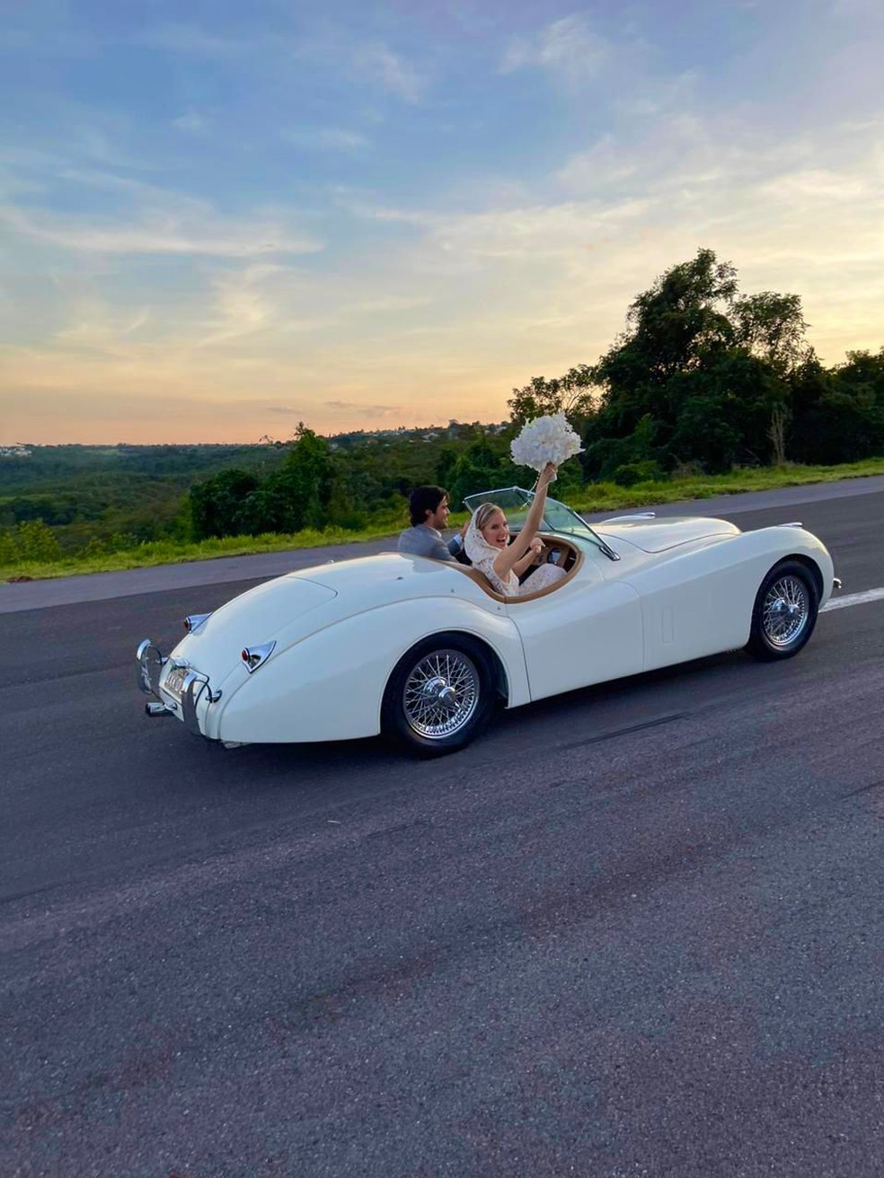 Saída dos noivos em um Jaguar vintage da coleção de Nelson Piquet — Foto: Divulgação