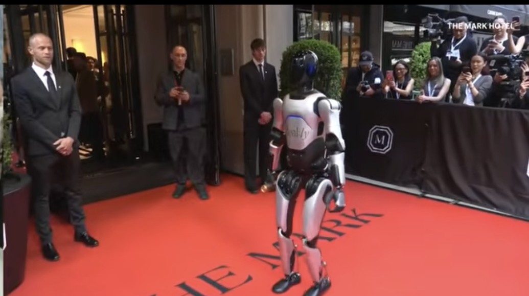 Convidado misterioso chama a atenção com look de robô no Met Gala 2026