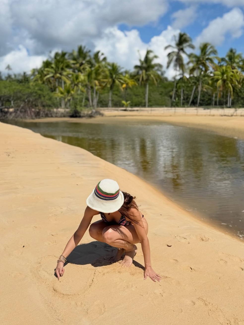 Isis Valverde encanta com álbum de fotos de viagem à Bahia — Foto: Reprodução/Instagram
