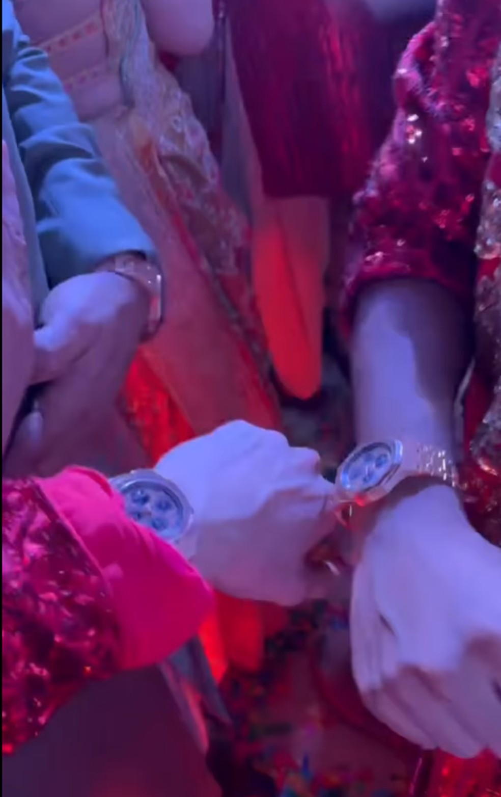 Lembrança de casamento de filho do homem mais rico da Ásia é um relógio  de ouro de em mais de um milhão e meio de reais — Foto: reprodução/instagram