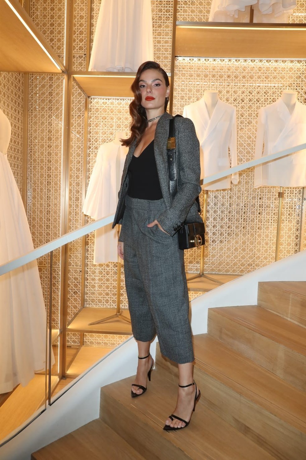 Isis Valverde prestigia abertura da nova loja da Dior na Champs Elysées