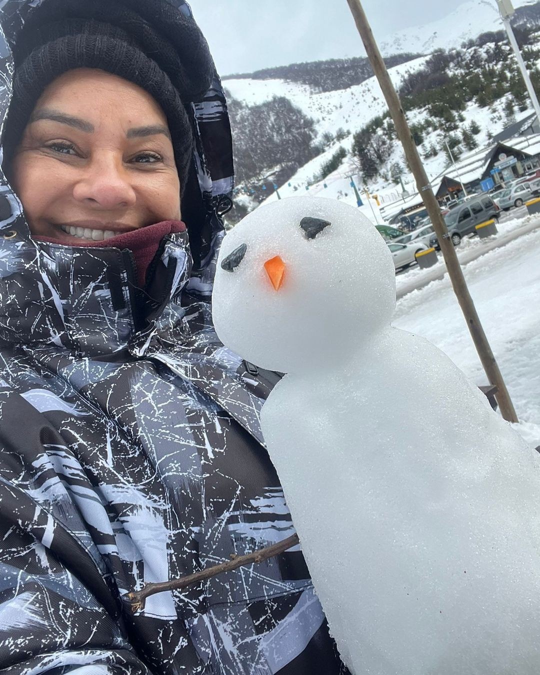 De férias na Argentina, Solange Couto se diverte na neve: 