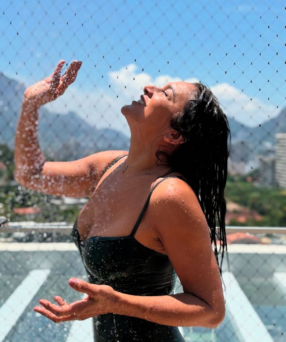 Dira Paes toma ducha — Foto: Reprodução/Instagram