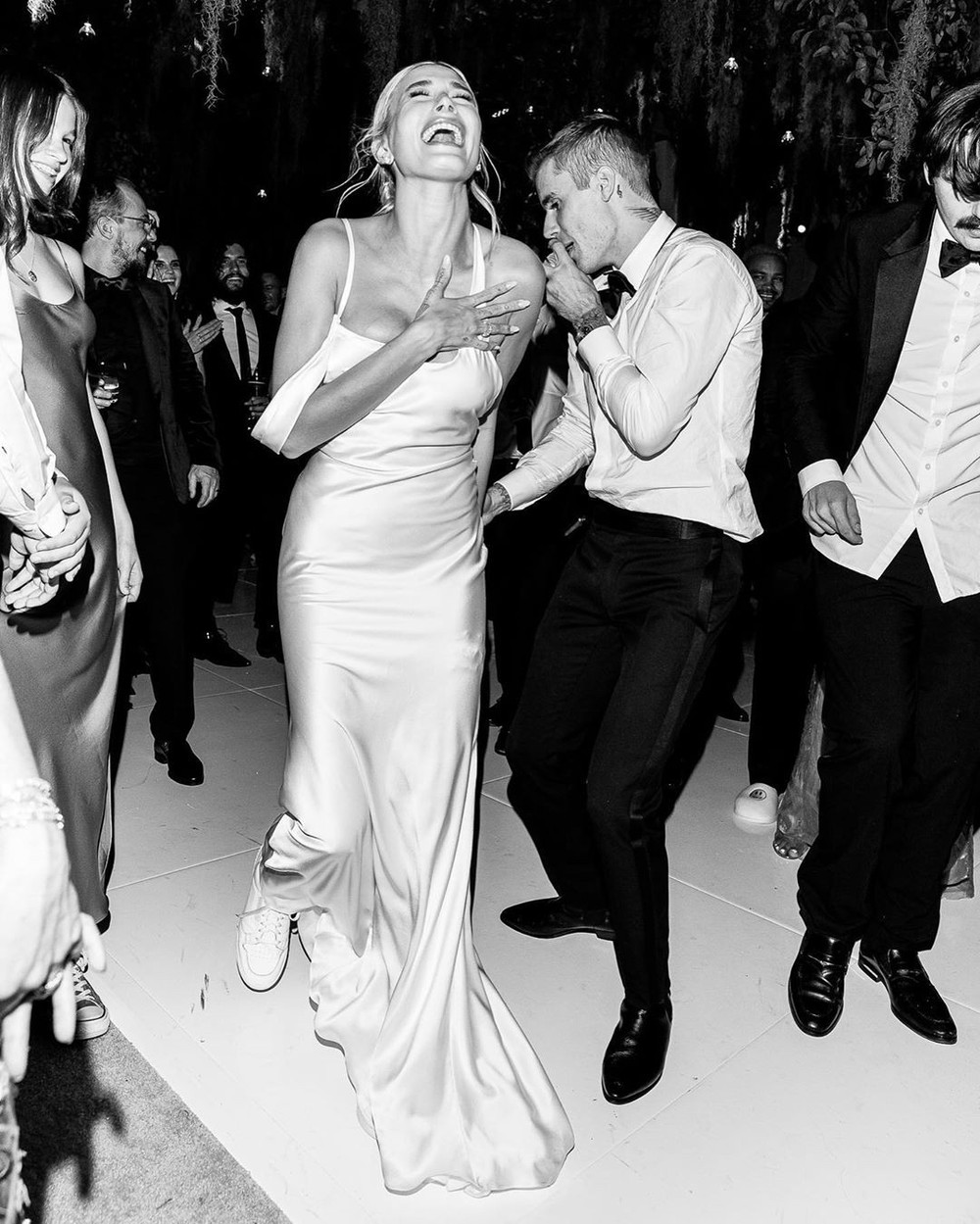 Hailey Baldwin Usa Quatro Vestidos Em Casamento Com Justin Bieber Celebridades Vogue