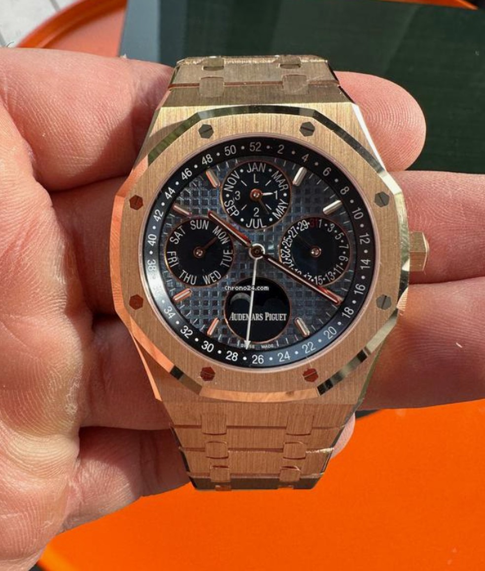 Lembrança de casamento de filho do homem mais rico da Ásia é um relógio  de ouro de em mais de um milhão e meio de reais — Foto: reprodução/chrono24