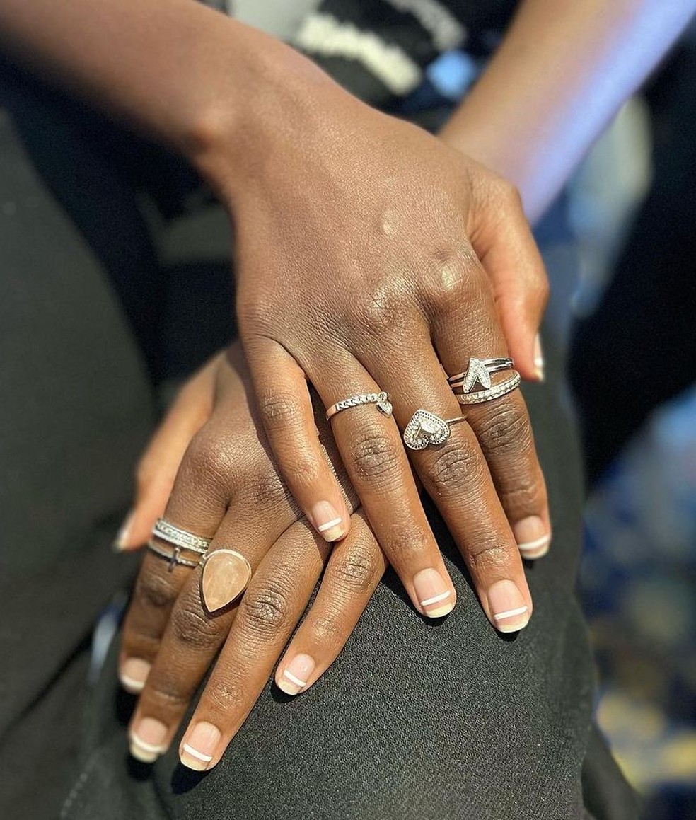 Unhas minimalistas no desfile de Verão 2024 da Staud — Foto: Reprodução/Instagram