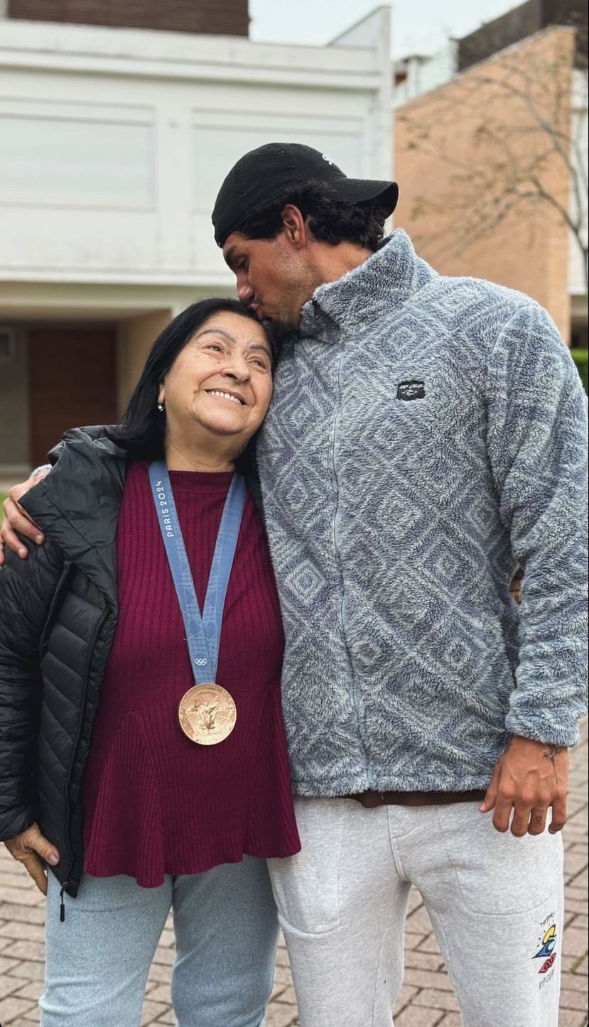 Após conquistar terceiro lugar nos Jogos Olímpicos, Gabriel Medina posa com a avó usando medalha de bronze