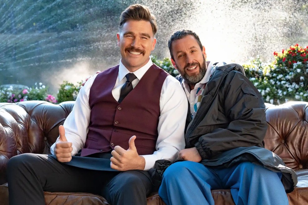 Travis Kelce e Adam Sandler no set de filmagem de 'Happy Gilmore 2' — Foto: Scott Yamano/Netflix