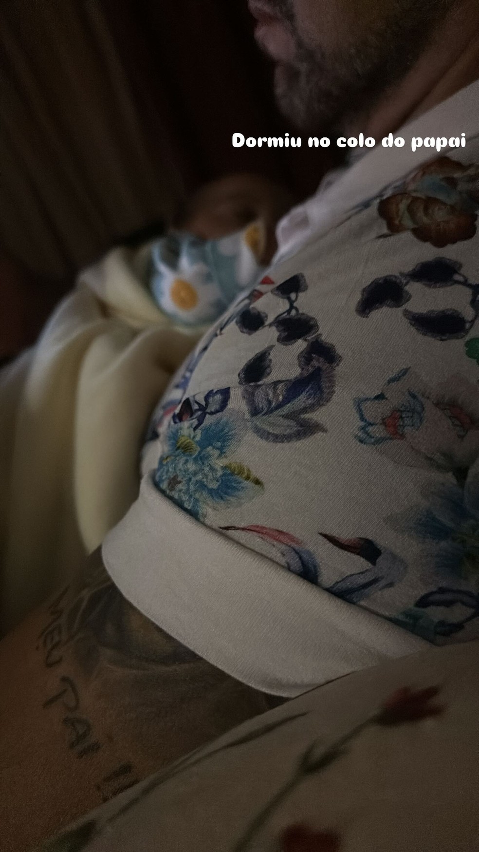 Clara dorme no colo de Zezé Di Camargo — Foto: Reprodução/Instagram