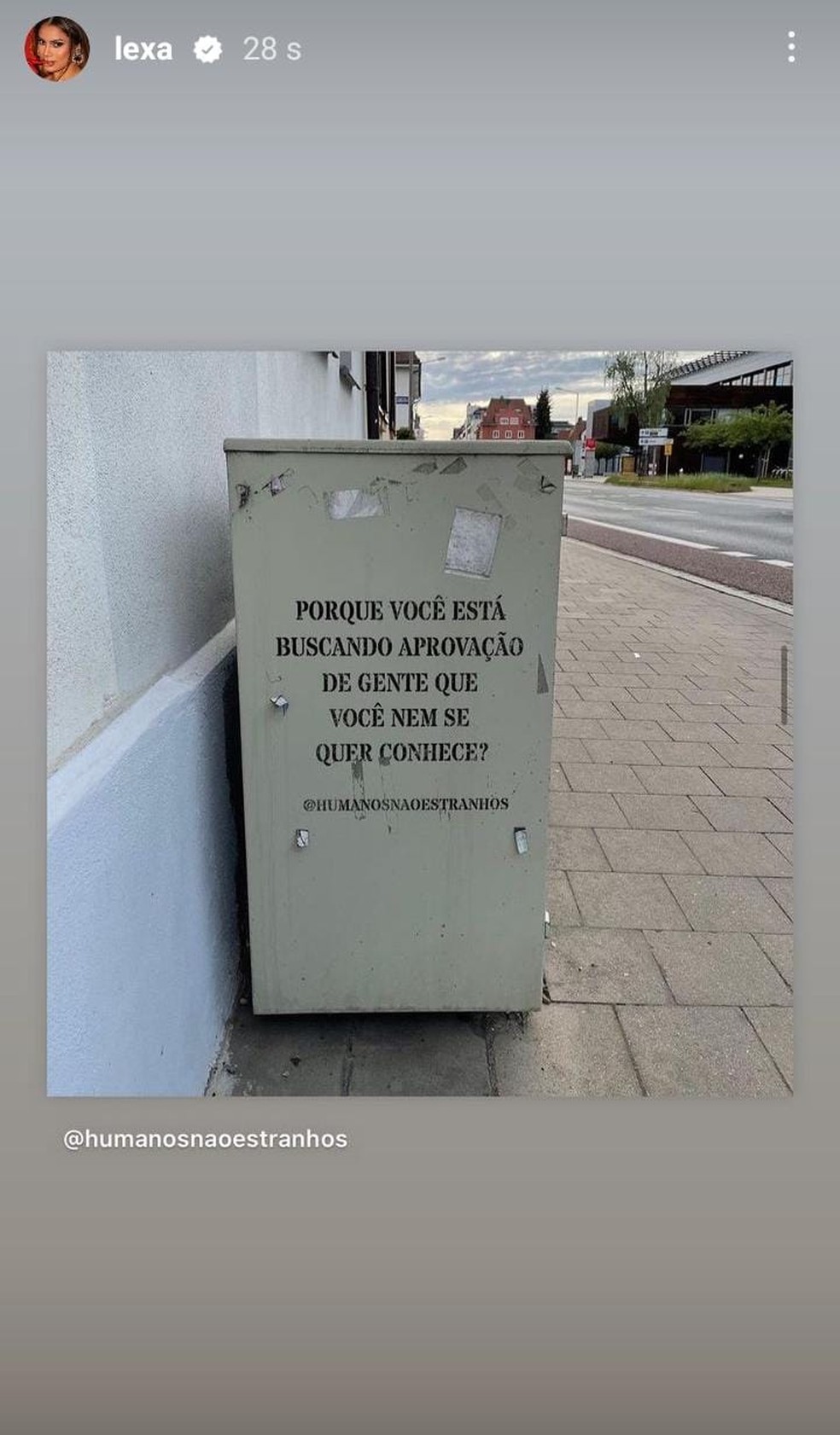 Lexa surge cantando em automóvel de luxo Celebridades Vogue