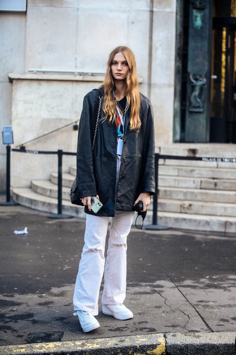Jeans branco no street style de Paris — Foto: Getty Images
