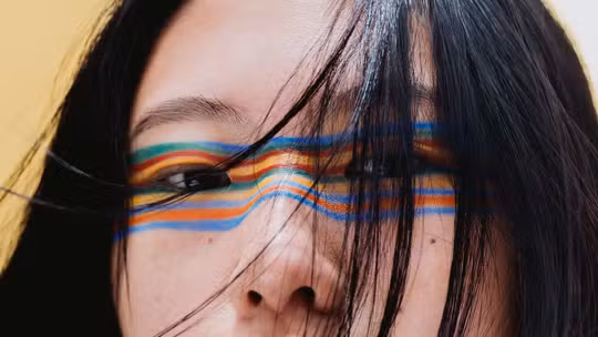 Formas geométricas, bloco de cor e texturas: como apostar na tendência de elementos vibrantes na maquiagem Formas geométricas, bloco de cor e texturas: como apostar na tendência de elementos vibrantes na maquiagem