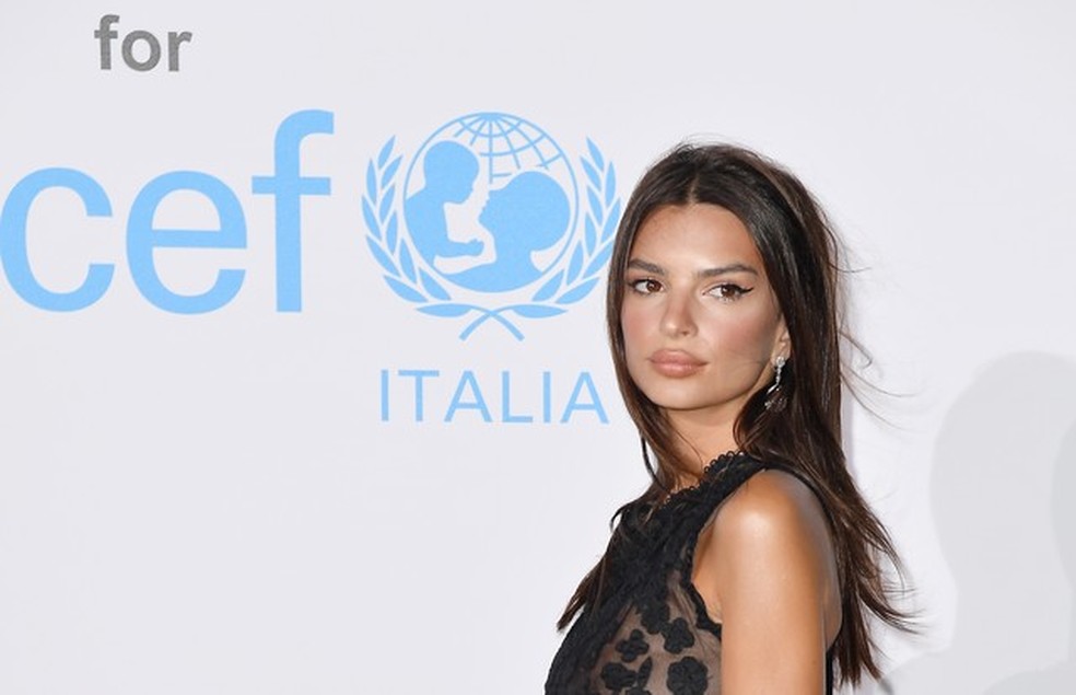 Emily Ratajkowski rouba a cena em evento da Unicef