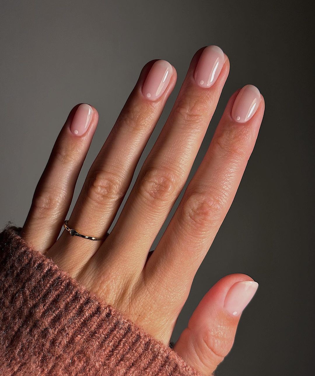 Unhas 'clean girl': conheça a nail art minimalista e fácil que é tendência