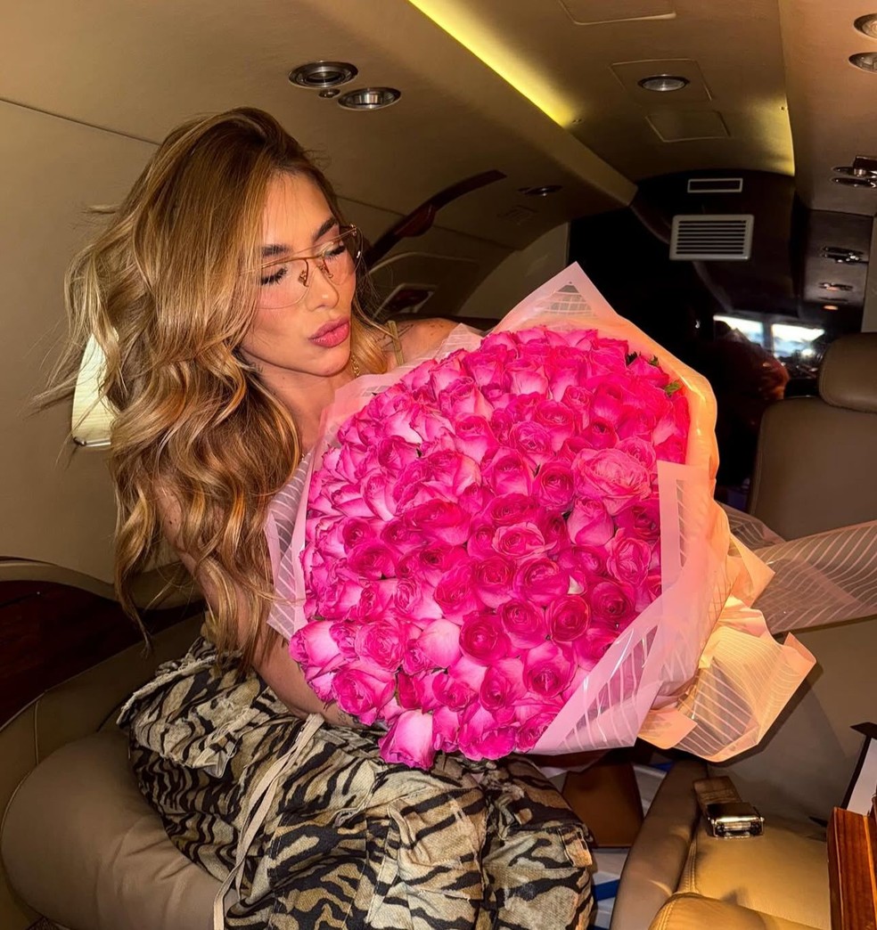 Virginia ganha flores de Zé Felipe — Foto: Reprodução/Instagram