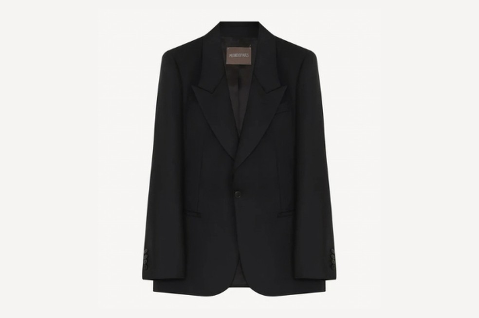 Blazer Katu, da Mondepars, com ombreiras estruturadas - Preço sugerido: R$ 4.290 — Foto: Reprodução