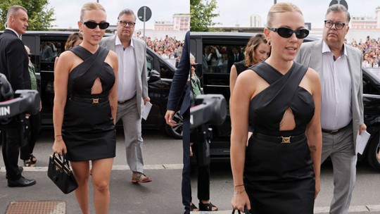 Scarlett Johansson elege minivestido preto para a semana de moda de Milão