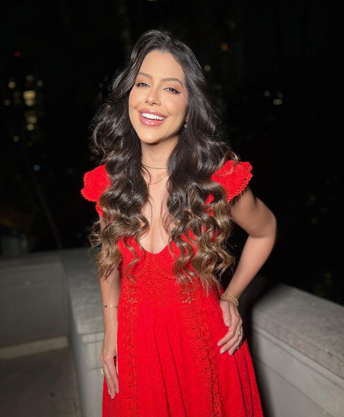 Laís Caldas esbanja beleza com look all red