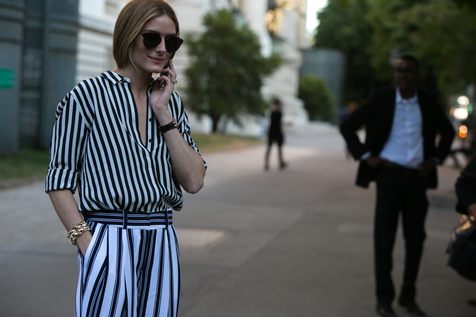 Street style: estampas coloridas invadem os looks do off-catwalk da couture
