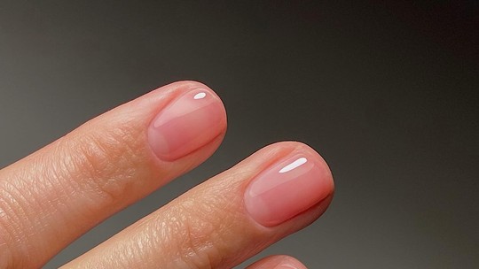 Nail tint: conheça a tendência que traz o efeito do lip tint para as unhas