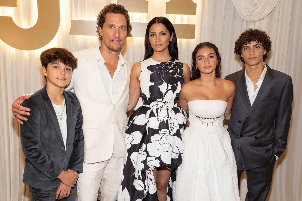 Livingston McConaughey, Matthew McConaughey, Camila Alves McConaughey, Vida McConaughey e Levi McConaughey comparecem ao 13º Gala Anual Mack, Jack & McConaughey no ACL Live em 24 de abril de 2025 em Austin, Texas — Foto: Rick Kern/FilmMagic