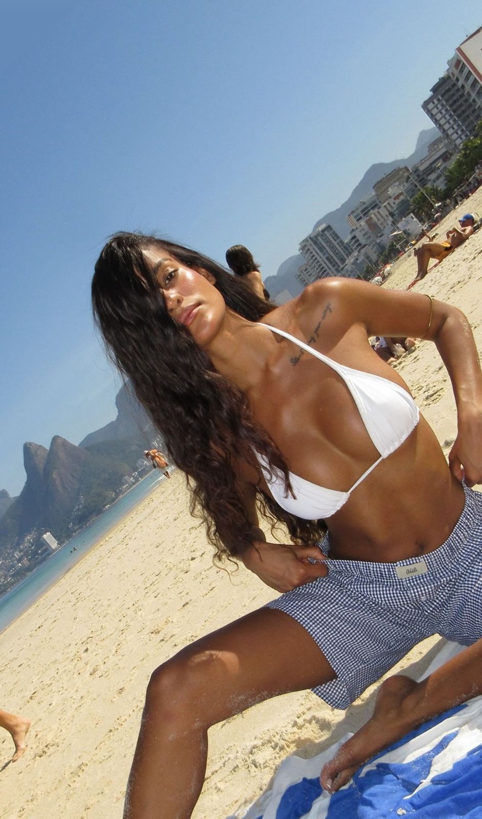 Narah Baptista esbanja beleza em praia paradisíaca