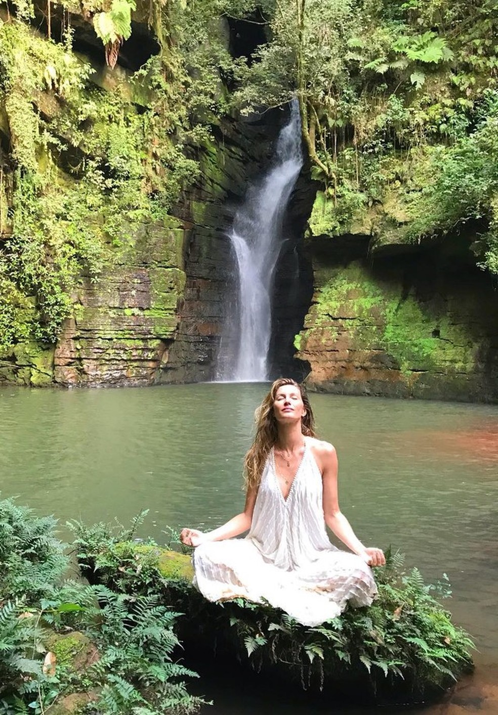 Gisele Bündchen posa em meio à natureza