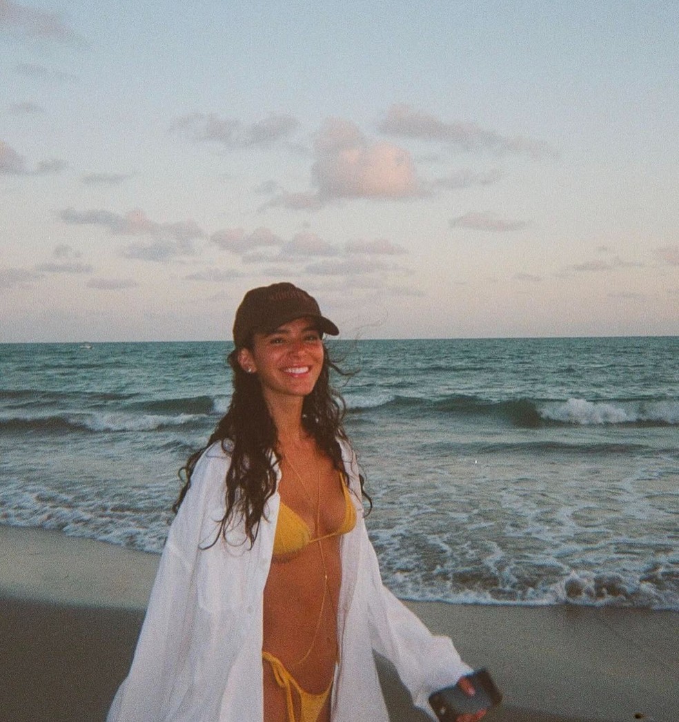Bruna Marquezine posa em praia — Foto: Reprodução/Instagram