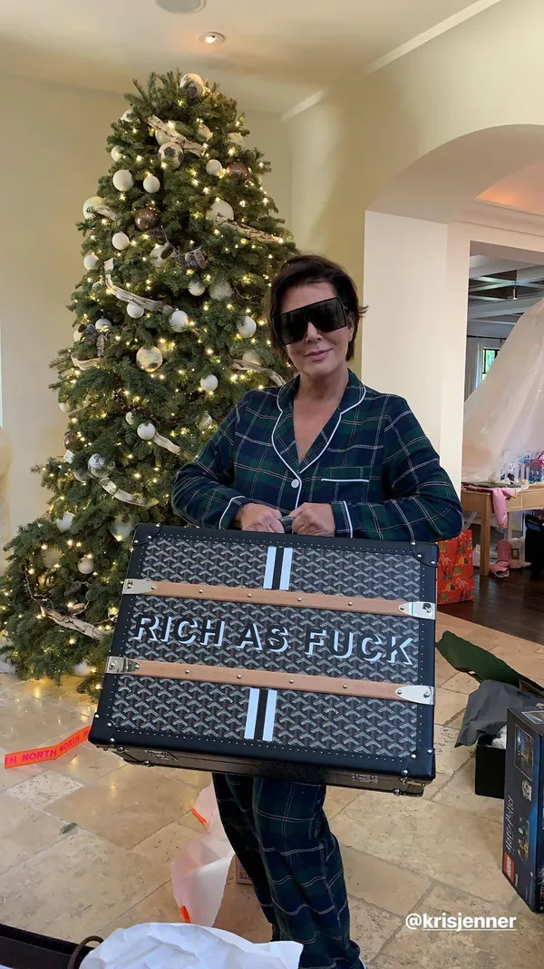 Kris Jenner ganha mala personalizada que e pura ostentacao Celebridades Vogue