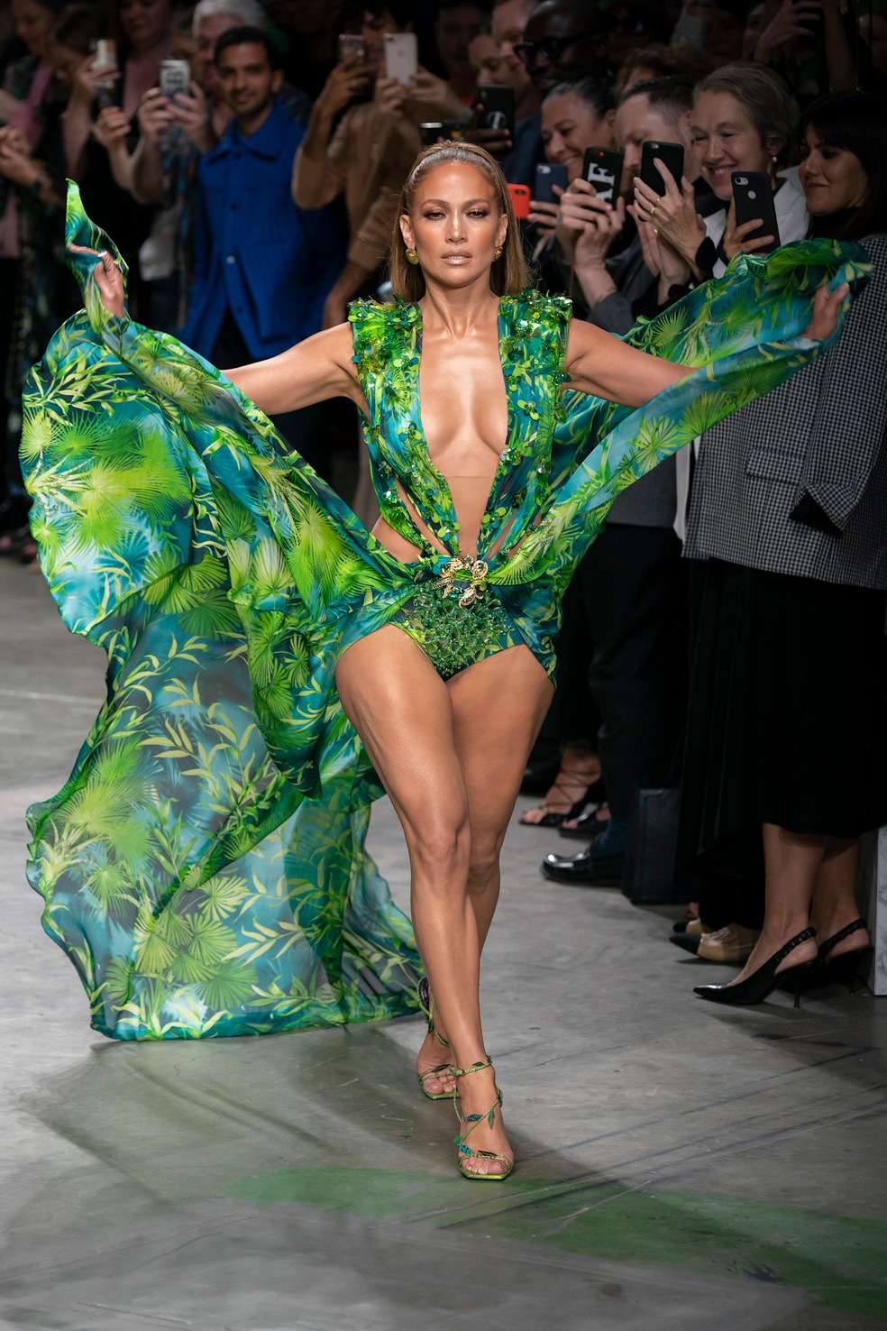 Jennifer Lopez veste o icônico jungle dress em desfile da Versace, 2019 — Foto: Launchmetrics Spotlight