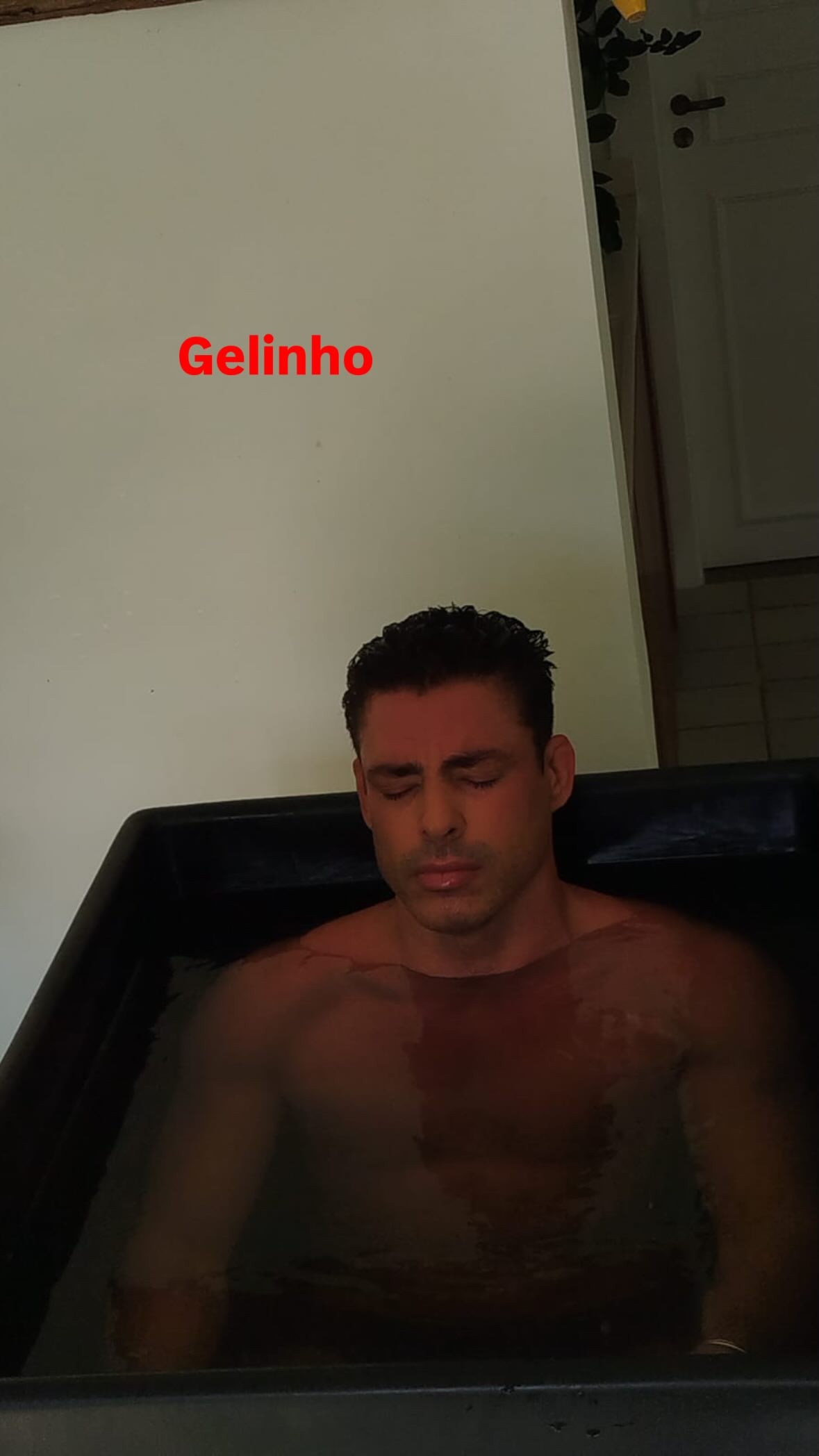Após se exercitar, Cauã Reymond surge concentrado em banheira com gelo