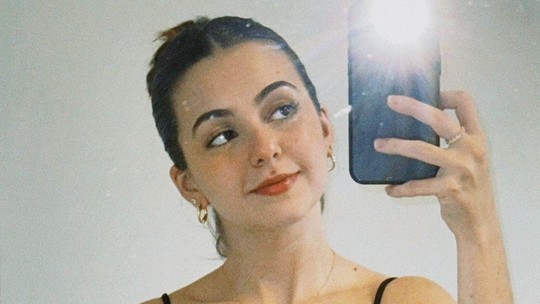 Klara Castanho esbanja beleza em selfies no espelho