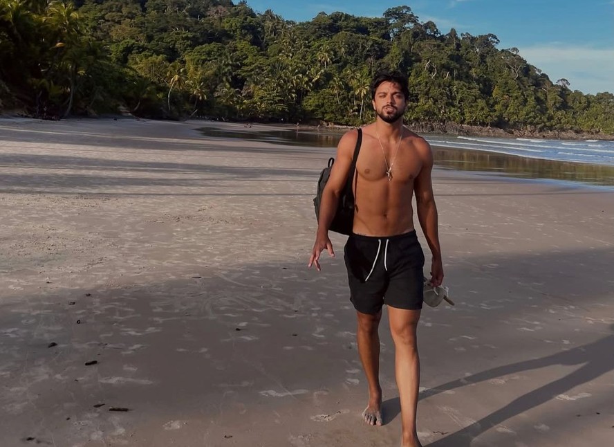 Rodrigo Simas abre álbum de fotos na Bahia