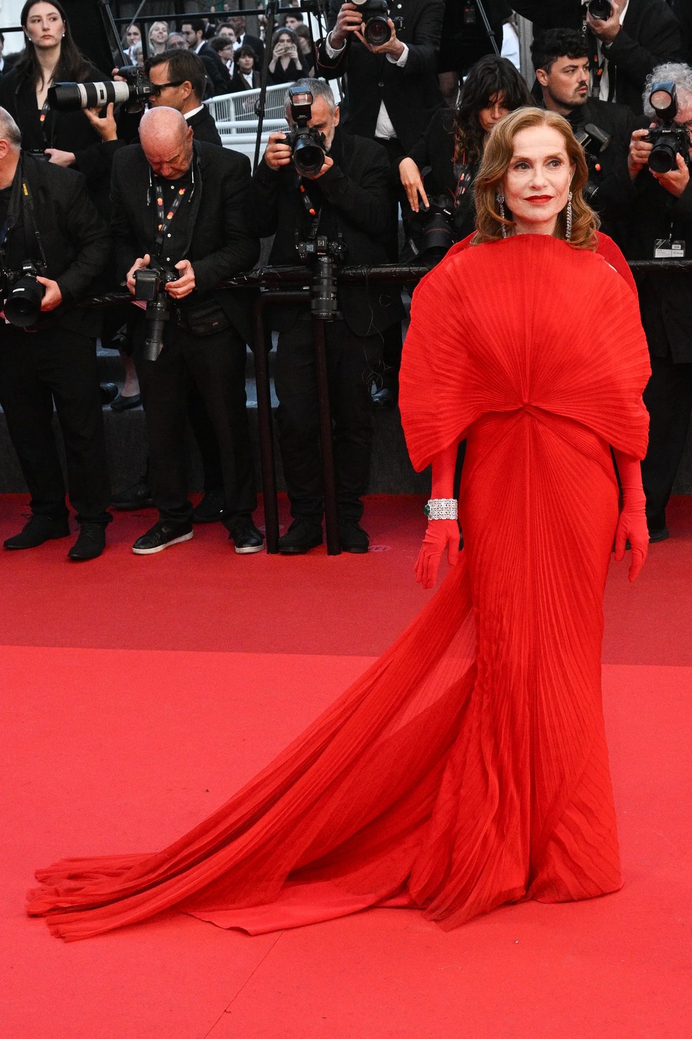 Atriz Isabelle Huppert com vestido Gucci e joias Chopard no Festival de Cannes 2026. — Foto: Earl Gibson III/Getty Images